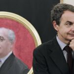 Zapatero, junto al retrato de Manuel Azaña que desde hoy se encuentra en el Congreso