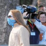 Pelo largo y teñido de un color más claro, pañuelo en el rostro y grandes gafas de sol. De esta guisa hizo «El Cuco» su primera aparición pública