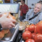 El pintor, durante la compra de las frutas y hortalizas que compondrán los bodegones de su taller de pintura