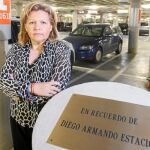 Ángeles Pedraza, presidenta de la AVT, ayer, en el lugar donde fue asesinado Diego Armando Estacio, en la terminal del aeropuerto de Barajas