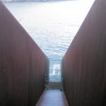 A walter benjamin: El monumento de Karavan en Portbou. recuerda al filósofo, que también buscó refugio en España