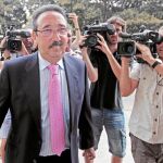 El sastre Tomás a su llegada ayer al TSJ valenciano para declarar en la vista previa ordenada por el juez Flors