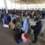 Miles de refugiados aguardan en el paso fronterizo de Ras el Jedir (Túnez)