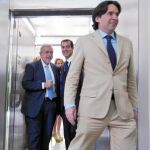 Percival Manglano y Salvador Victoria, dos de los nuevos consejeros, saliendo del ascensor de la Puerta del Sol, junto al resto del equipo