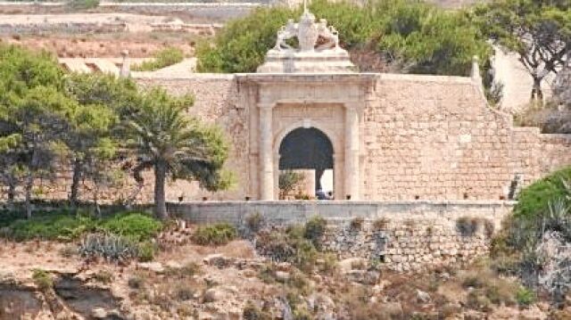 Abajo, la entrada al Lazareto, construida en 1817, a la que sólo se puede acceder por mar