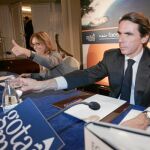 El ex presidente del Gobierno, José María Aznar, y la autora, Verónica Lipperheide, en la presentación