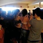 Las jóvenes se despojaron de la parte superior de su atuendo e hirieron la sensibilidad de los feligreses que se encontraban rezando