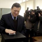 El presidente de la Comisión Europea, José Manuel Durão Barroso acude a votar a un colegio electoral en Lisboa, Portugal.