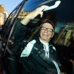 Murdoch, presionado por el caso de las escuchas, retira su oferta sobre BSkyB