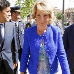 Ayer, a Esperanza Aguirre se le acumuló el trabajo. Quiso acompañar a sus nuevos alcaldes en cuatro municipio mientras que Tomás Gómez sólo acudió a la de Fuenlabrada