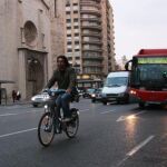 Las bicis podrán circular por aceras y tendrán prioridad en las «zonas 30»