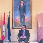 El regidor salmantino, durante su reunión con el socialista Enrique Cabero y el popular Fernando Rodríguez