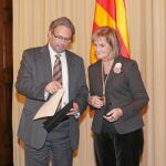 Benach cumpliendo el ritual de entregarle a De Gispert la carta del presidente del Parlament en el exilio