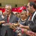 Griñán visitó ayer la feria gastronómica «Andalucía Sabor». No se sabe a qué le supo la sentencia porque no se pronunció