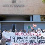 Los prejubilados de Mercasevilla, durante una concentración ante la Consejería de Empleo, cuya gestión está investigando la juez Alaya