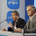 Juan Ignacio Zoido, candidato del PP a la Alcaldía de Sevilla, compareció junto a González Pons