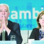 El presidente del PP-A, Javier Arenas, y la portavoz popular en el Congreso, Soraya Sáenz de Santamaría, ayer en el comité ejecutivo del PP-A