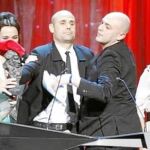 A Jump le dio tiempo a dedicar el premio antes de que los miembros de seguridad llegaran para disuadirle