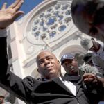 El candidato Michel Martelly, tras una ofrenda en la Catedral de Haití