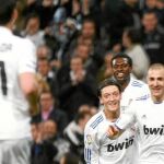 Benzema, perseguido por Özil y Adebayor, celebra un golBenzema, perseguido por Özil y Adebayor, celebra un gol