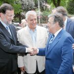Juan Ignacio Zoido y Mariano Rajoy se saludan a la entrada de la Intermunicipal del PP