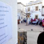 Cartel colocado por los vecinos de Arriate en solidaridad con la familia de Esther