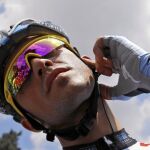 Alberto Contador se ajusta el «pinganillo» antes del comienzo de la etapa de ayer