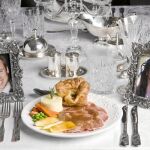 Una de las mesas montadas en Bristolbar con las fotos de los novios y el plato principal del menú