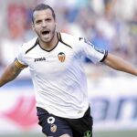 Roberto Soldado fue el gran protagnista en Mestalla. Marcó tres goles al Racing y uno sin querer en su portería