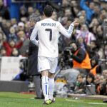 Mientras se dirige al banquillo tras ser sustituido, Cristiano Ronaldo hace gestos al público, que le despidió con insultos