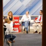 El candidato del PSOE, Alfredo Pérez Rubalcaba, ayer, en el comité electoral junto a Elena Valenciano