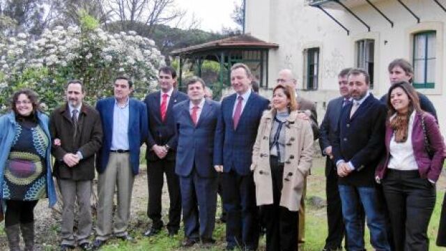 El consejero de Empleo, Manuel Recio, visitó ayer un taller laboral de la localidad de Minas de Riotinto (Huelva), municipio en el que tiene su sede una empresa implicada en el escándalo de los ERE irregulares.