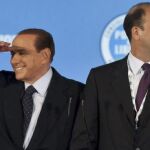 Berlusconi, junto a su sucesor, el ministro de Justicia Angelino Alfano