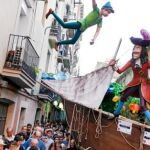 El capitán Garfio y el emblemático heróe infantil protagonizan una encarnizada lucha en plena calle