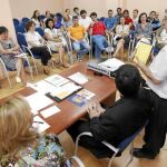El padre Goyo Roldán presenta a los voluntarios de la comisión de cultura el catecismo joven «YouCat» y la guía cultural de la JMJ