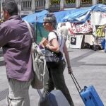 Unas veinte tiendas de acampados permanecen aún en Sol, aunque poco a poco vuelve a su rutina