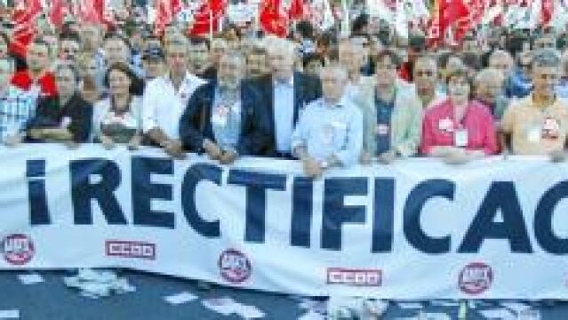 Una marcha rutinaria para culminar el circo sindical