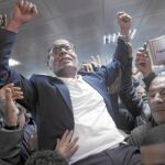 El disidente Moncef Markouzi celebra con sus seguidores su regreso a Túnez, ayer, en el aeropuerto de la capital