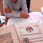 JOYAS. Antonio Pérez Crespo posa junto al ejemplar Paris-Murcie, una edición especial de 1879 y la Constitución española