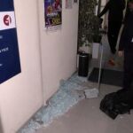 Restos de cristales de la puerta rota en el ayuntamiento de Valdemoro
