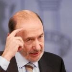 Rubalcaba avisa de que el Gobierno actuará ante vías alternativas de Batasuna