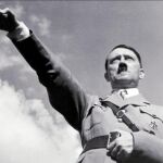 Versión fascista del saludo romano. Adolf Hitler