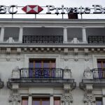 Vista exterior del edificio que alberga las oficinas del banco británico HSBC en Ginebra