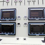 Roberto, técnico de Tecnatom, explica cómo detener Garoña: «Si se produjese algún problema, el jefe de sala debería pulsar los dos interruptores principales (en la imagen) a la vez y la central se detendría en menos de tres segundos».