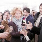 Aguirre inauguró Bosquesur junto al alcalde Rafael Gómez Montoya, que sufrió un percance con un cernícalo. El primer edil de Fuenlabrada se quejó de que no le invitaran