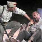 Un soldado nacional maltrata al personaje del miliciano Matías, interpretado por Esteban G. Ballesteros