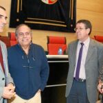 Antón bromea con los socialistas Jorge Félix Alonso y Fernando Rodero, en presencia de la popular Paloma Sanz