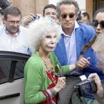 La Duquesa de Alba y Alfonso Díez a su llegada al coso de Ronda