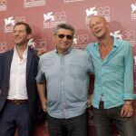 Sokurov, en el centro, flanqueado por los protagonistas de su "Fausto"