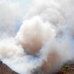 Imagen aérea de la Sierra de Atamaría (izquierda). Los efectivos trabajaron intensamente para detener el avance del fuego